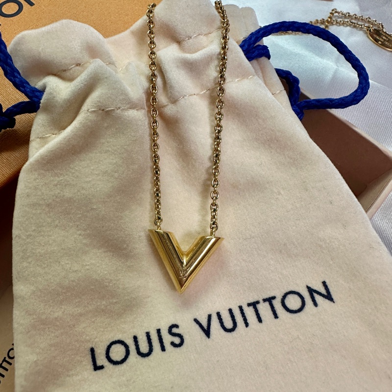 Louis Vuitton路易威登 LV飾品 M61083 ESSENTIAL V壓印LOGO黃銅項鍊(金)-5