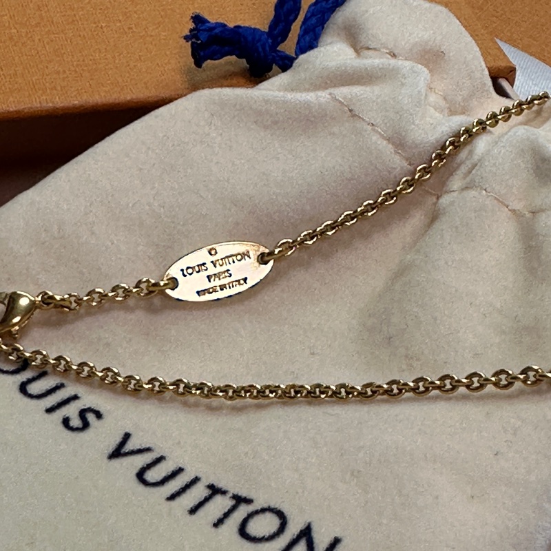Louis Vuitton路易威登 LV飾品 M61083 ESSENTIAL V壓印LOGO黃銅項鍊(金)-7