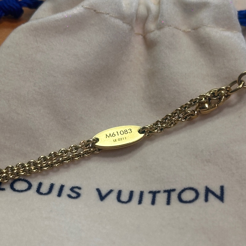 Louis Vuitton路易威登 LV飾品 M61083 ESSENTIAL V壓印LOGO黃銅項鍊(金)-8