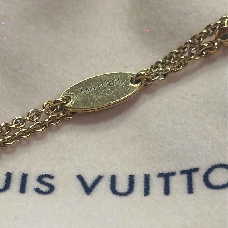 Louis Vuitton路易威登 LV飾品 M61083 ESSENTIAL V壓印LOGO黃銅項鍊(金)-9