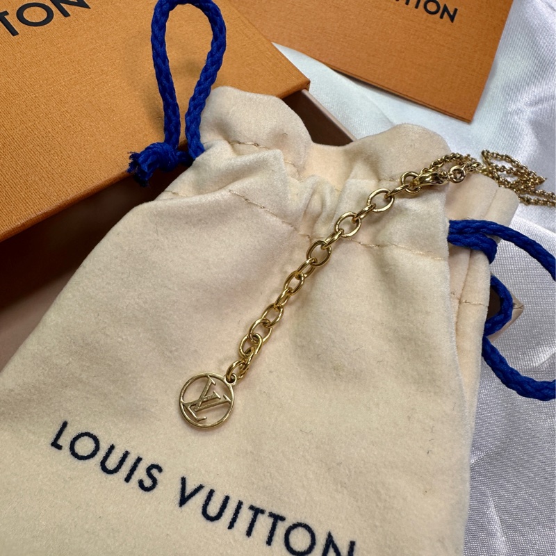 Louis Vuitton路易威登 LV飾品 M61083 ESSENTIAL V壓印LOGO黃銅項鍊(金)-10