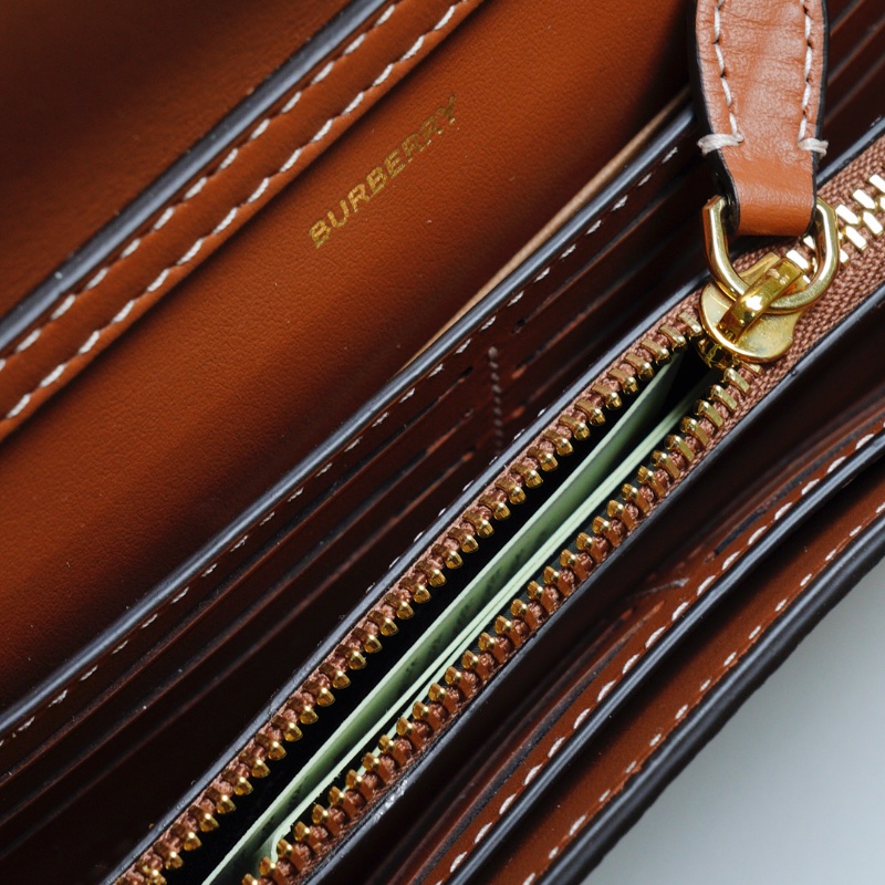 BURBERRY  浮雕LOGO格紋翻蓋長夾 (經典米色) WOC-12