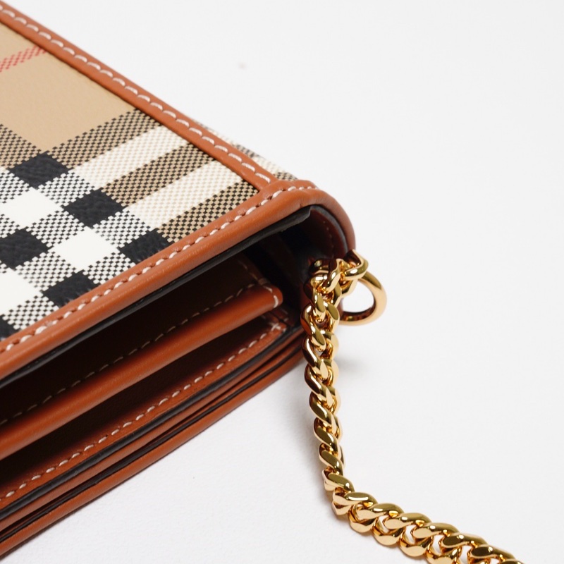 BURBERRY  浮雕LOGO格紋翻蓋長夾 (經典米色) WOC-13