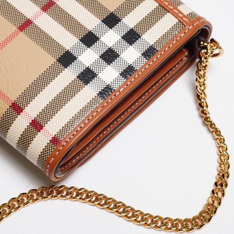 BURBERRY  浮雕LOGO格紋翻蓋長夾 (經典米色) WOC-14
