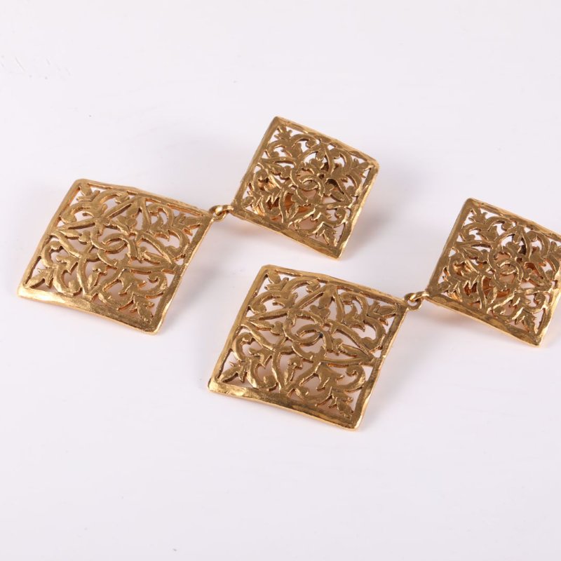 CHANEL 合金中古菱形雕花耳夾耳環-1