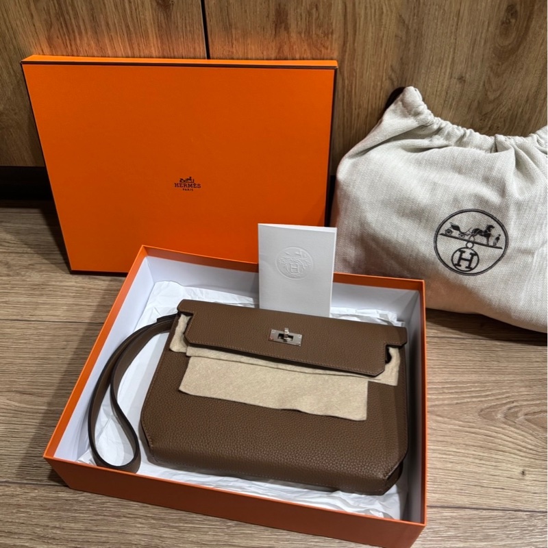 （年末降價衝評價檔期後回調288888） Hermes Kelly Depeches 銀釦 手拿包(大象灰)-0