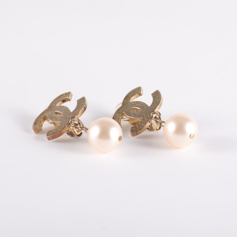 CHANEL 合金雙C珍珠吊墜耳夾耳環-1