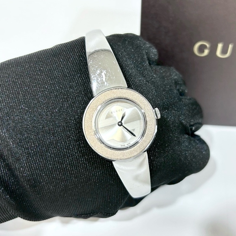 GUCCI銀灰色圓形錶盤手鐲設計手錶-0