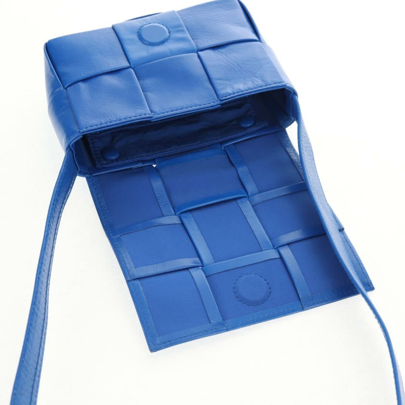 【日本直送】BOTTEGA VENETA MAXI INTRECCIATO 卡式肩背包皮革藍正品 146045V-17