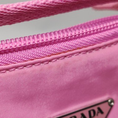 Prada 尼龍布純色三角徽標手提包-12