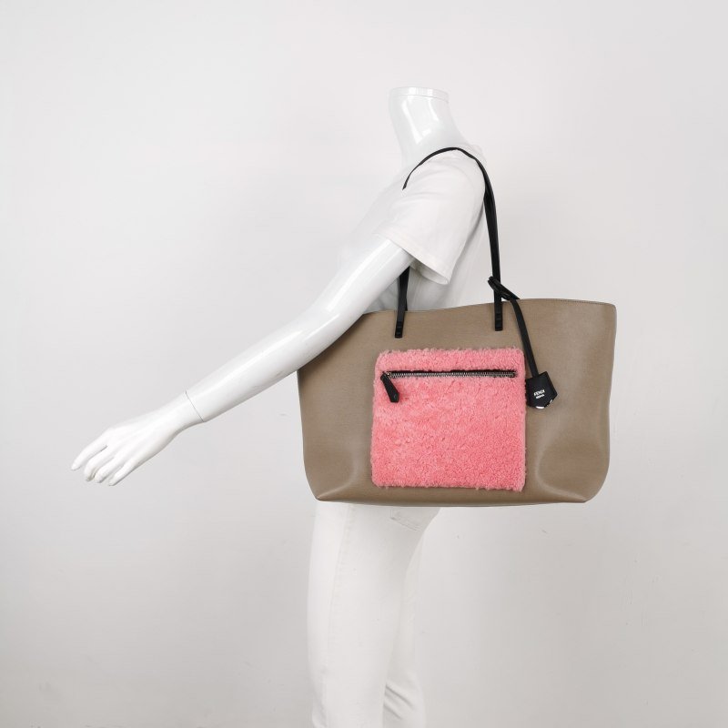 Fendi 牛皮拼色字母logo吊飾單肩包-1