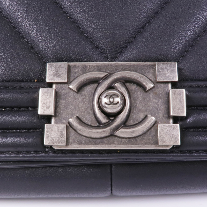 CHANEL 羊皮皮革Boy 28銀扣鏈帶肩背袋-9