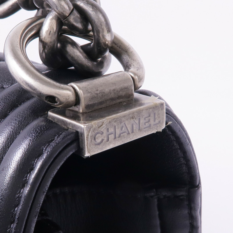 CHANEL 羊皮皮革Boy 28銀扣鏈帶肩背袋-10