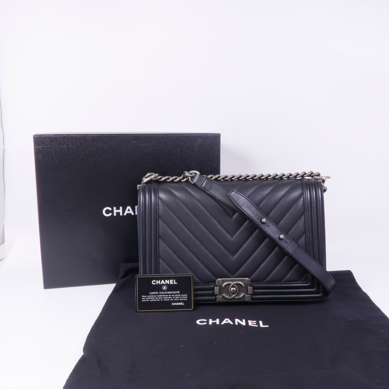 CHANEL 羊皮皮革Boy 28銀扣鏈帶肩背袋-11