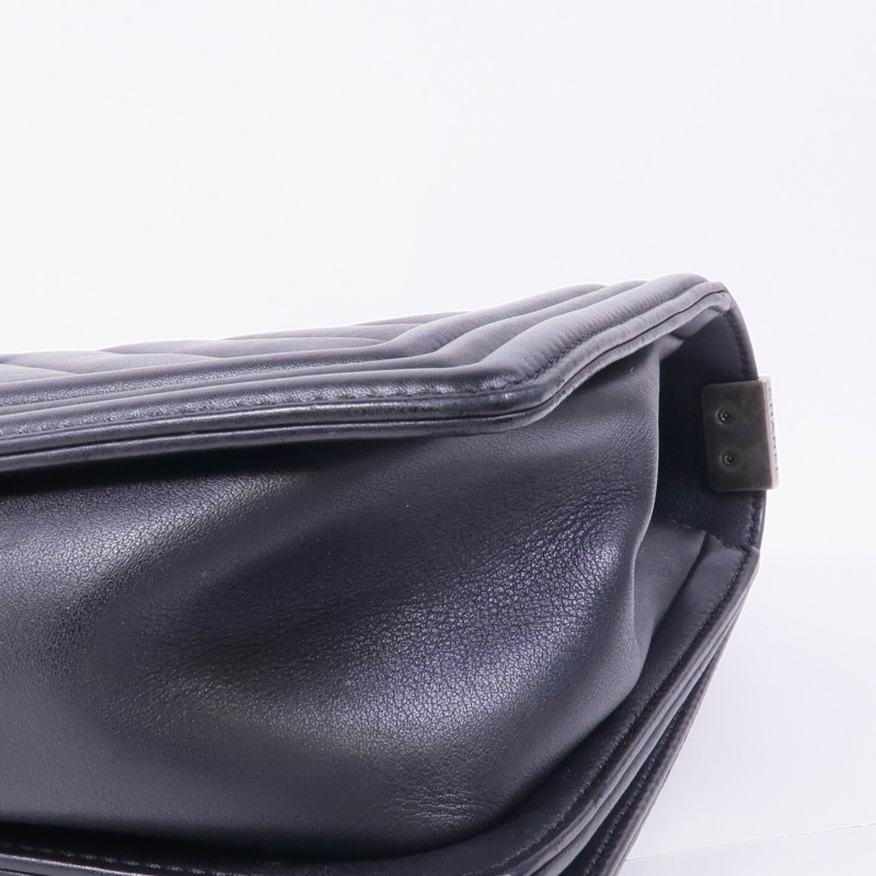 CHANEL 羊皮皮革Boy 28銀扣鏈帶肩背袋-17