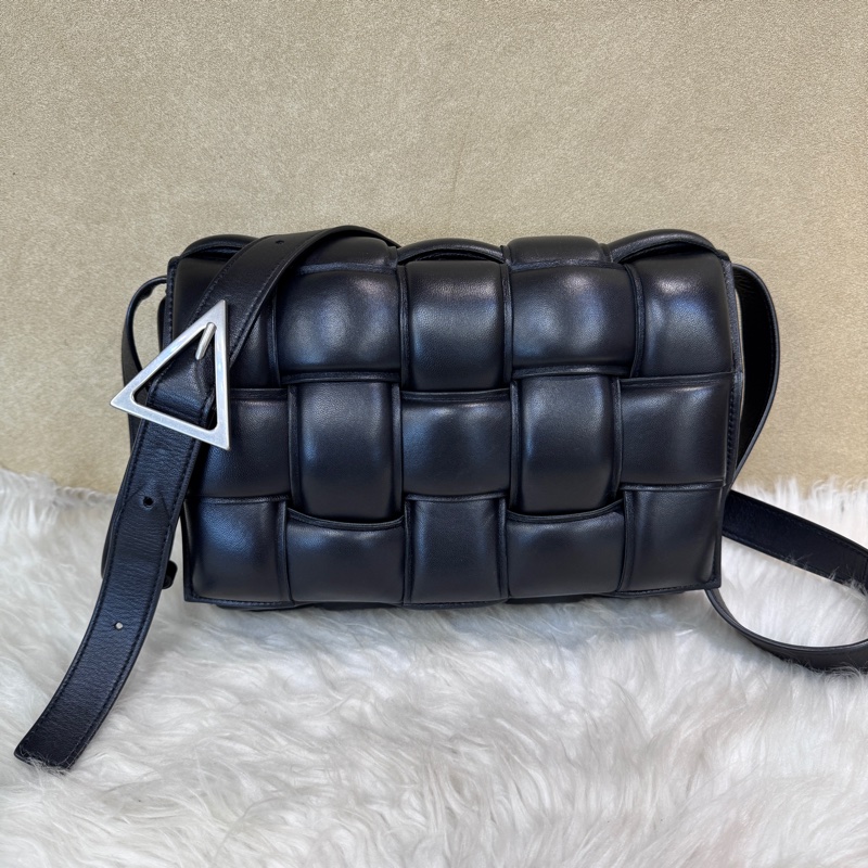 BV Padded Cassette 黑羊皮編織枕頭包-0