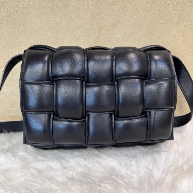 BV Padded Cassette 黑羊皮編織枕頭包-1