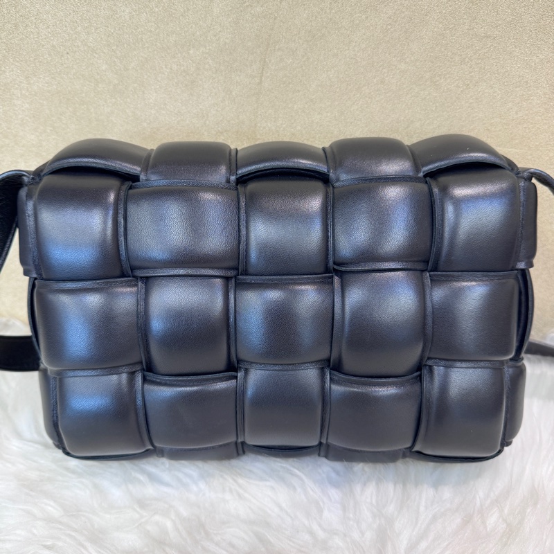 BV Padded Cassette 黑羊皮編織枕頭包-2