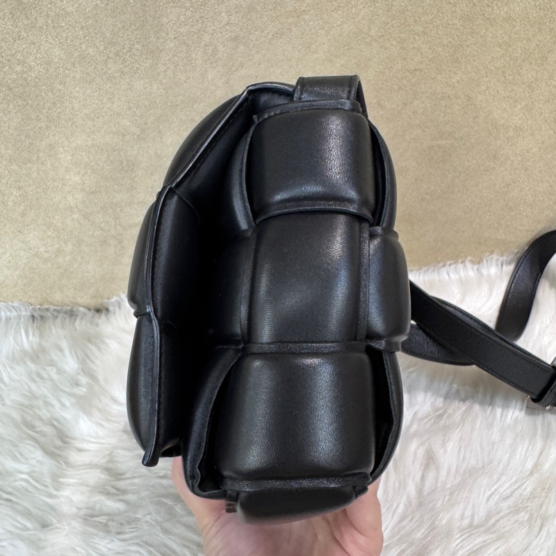 BV Padded Cassette 黑羊皮編織枕頭包-4