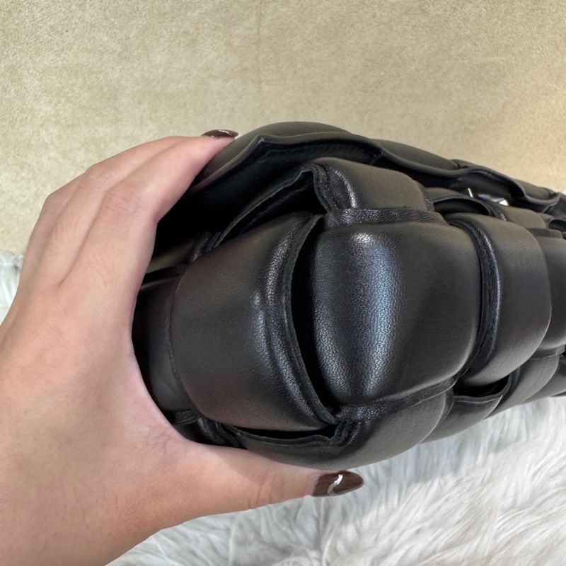 BV Padded Cassette 黑羊皮編織枕頭包-6