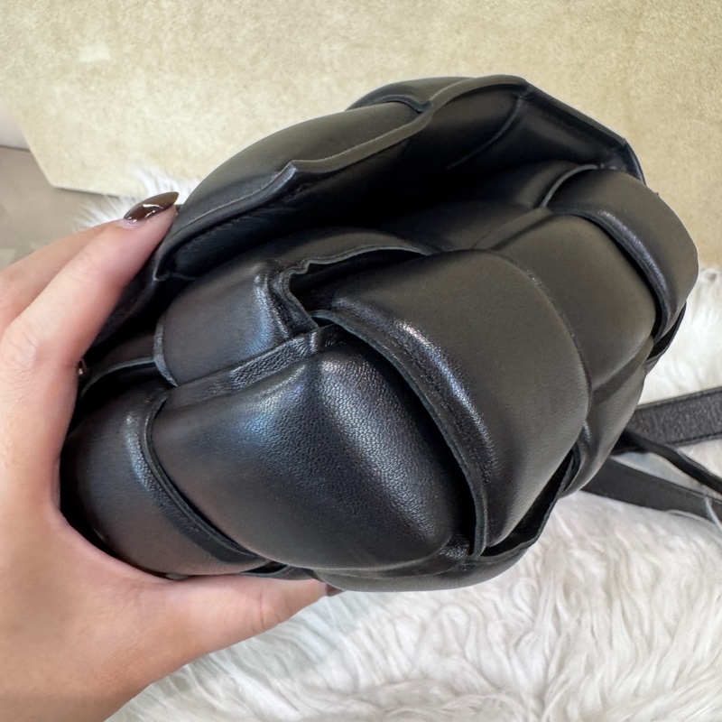 BV Padded Cassette 黑羊皮編織枕頭包-7