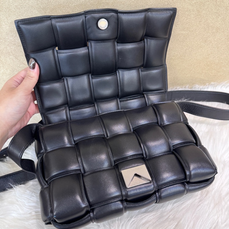 BV Padded Cassette 黑羊皮編織枕頭包-9