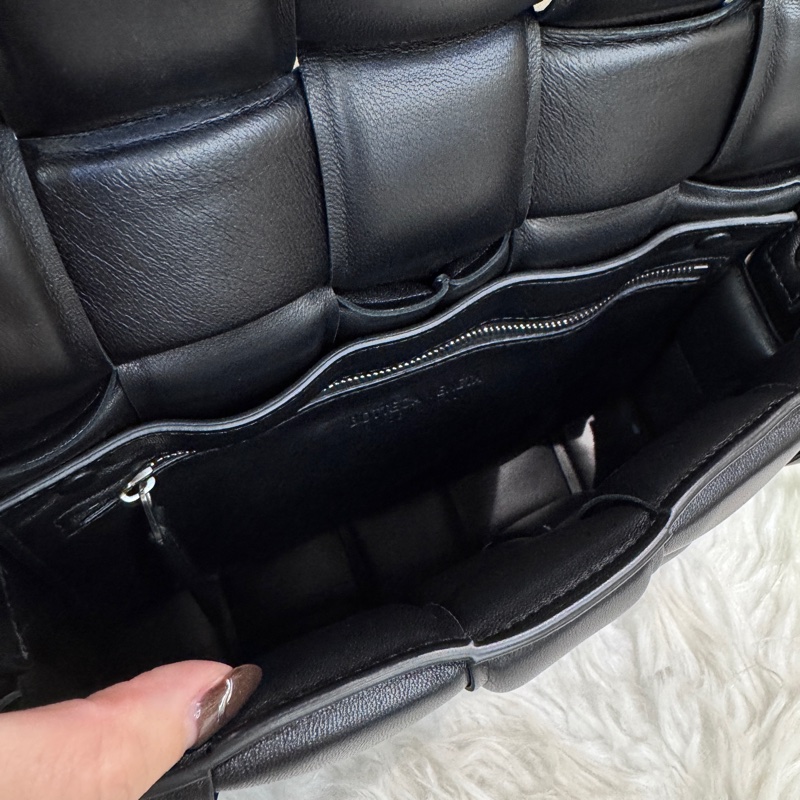 BV Padded Cassette 黑羊皮編織枕頭包-10