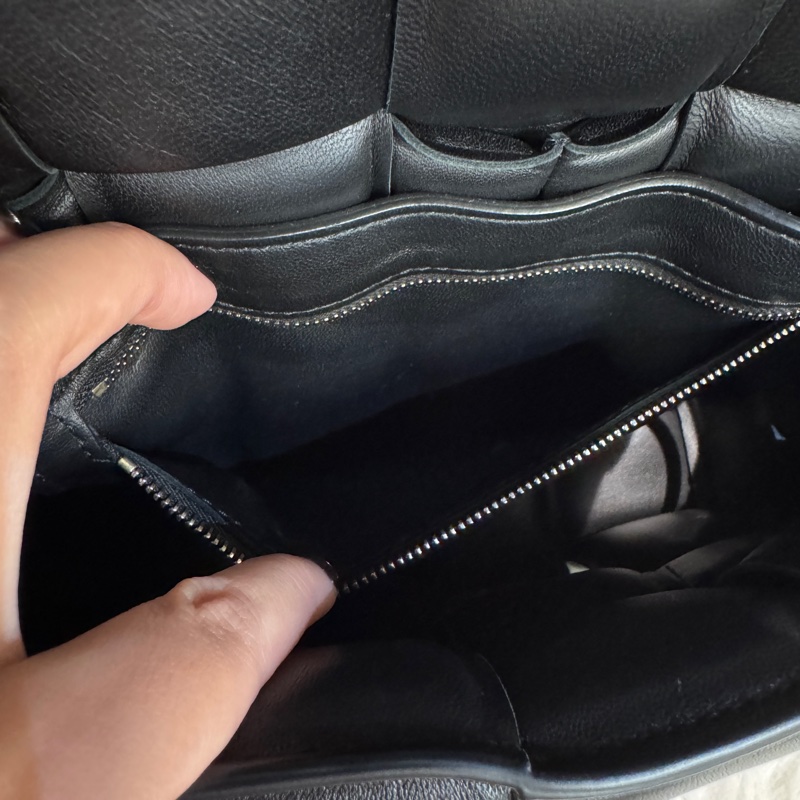 BV Padded Cassette 黑羊皮編織枕頭包-11