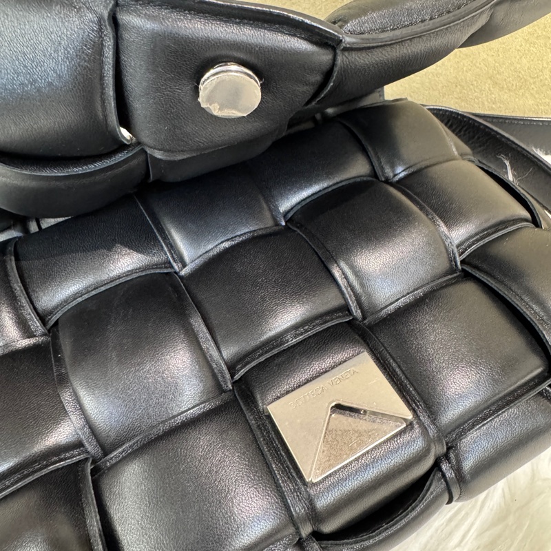 BV Padded Cassette 黑羊皮編織枕頭包-12