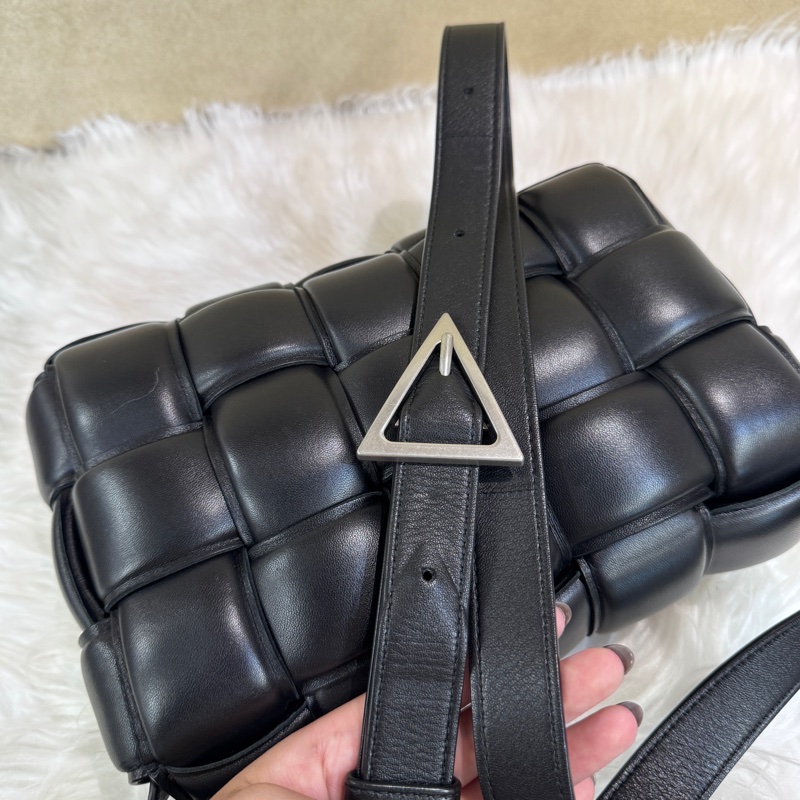 BV Padded Cassette 黑羊皮編織枕頭包-13