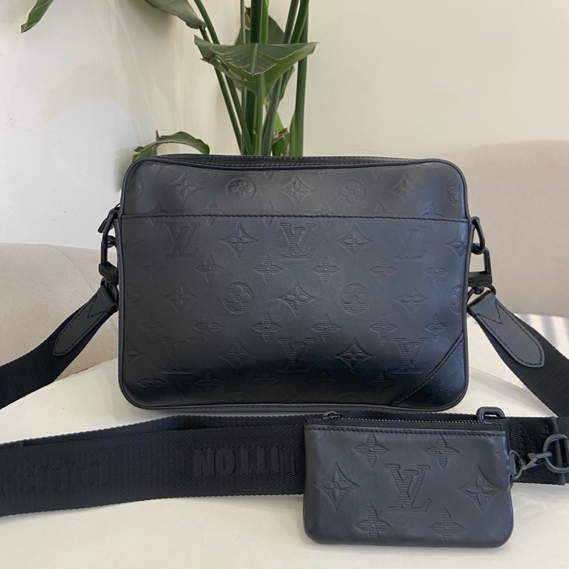 LV 全皮黑色壓紋男士二合一郵差包 尺寸約25*20cm。-0