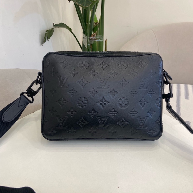 LV 全皮黑色壓紋男士二合一郵差包 尺寸約25*20cm。-1