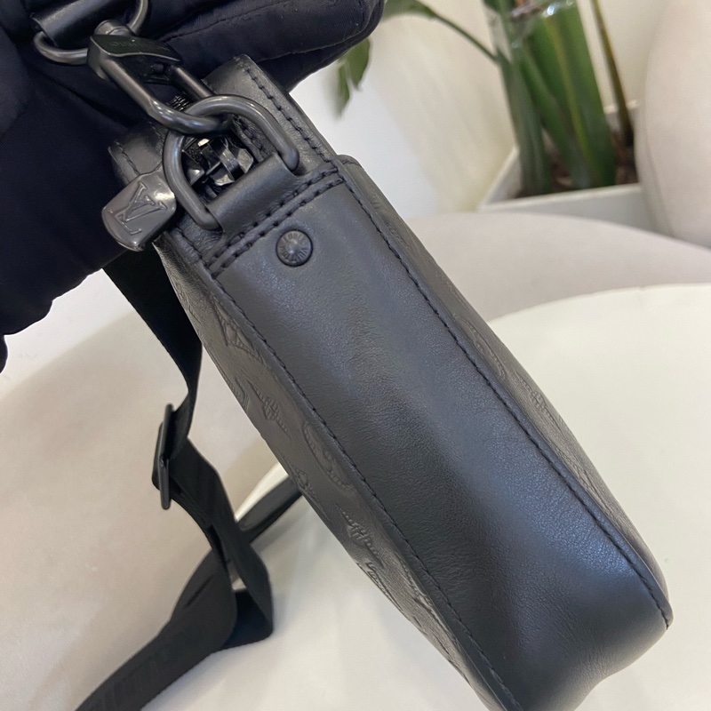 LV 全皮黑色壓紋男士二合一郵差包 尺寸約25*20cm。-2