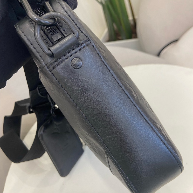 LV 全皮黑色壓紋男士二合一郵差包 尺寸約25*20cm。-3