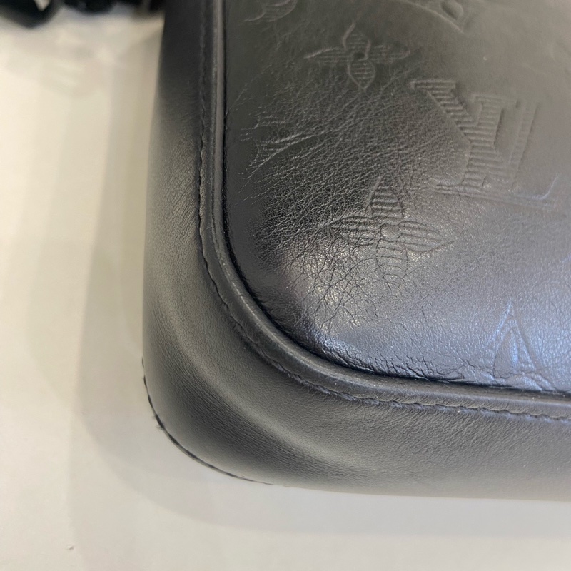 LV 全皮黑色壓紋男士二合一郵差包 尺寸約25*20cm。-5