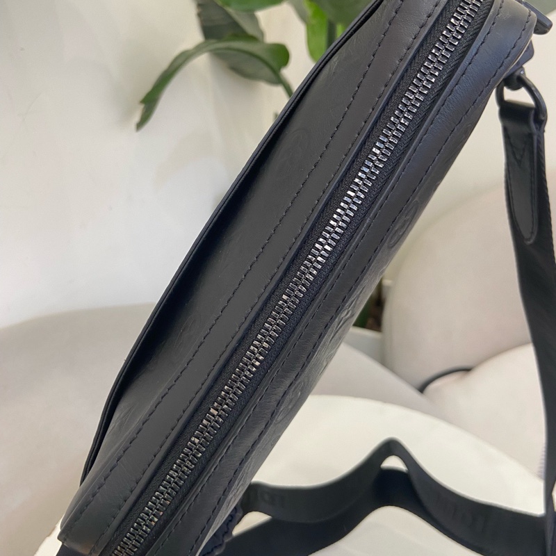 LV 全皮黑色壓紋男士二合一郵差包 尺寸約25*20cm。-9