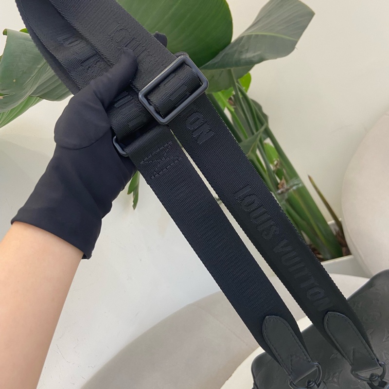 LV 全皮黑色壓紋男士二合一郵差包 尺寸約25*20cm。-13