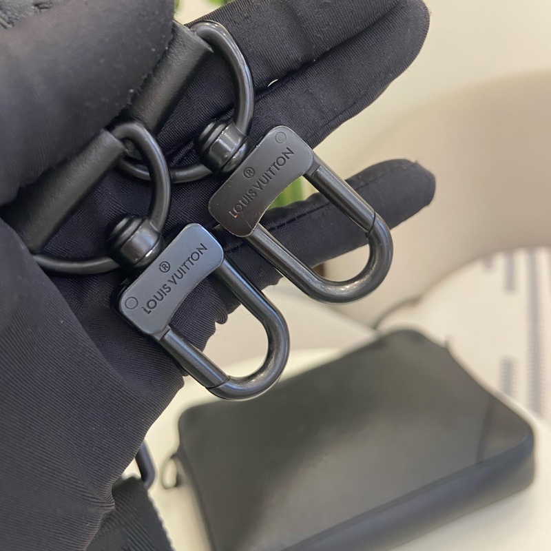 LV 全皮黑色壓紋男士二合一郵差包 尺寸約25*20cm。-14