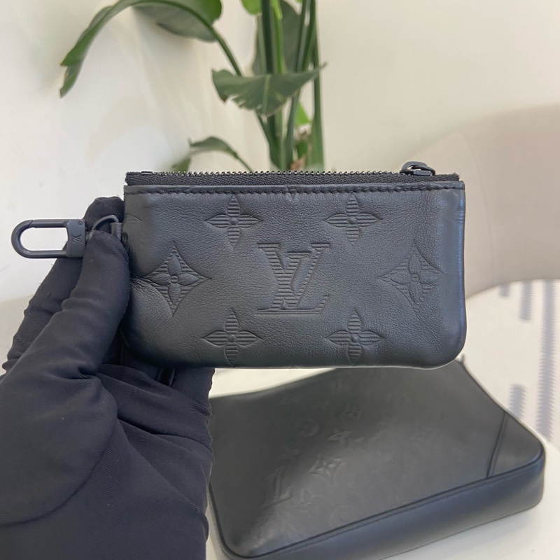 LV 全皮黑色壓紋男士二合一郵差包 尺寸約25*20cm。-15