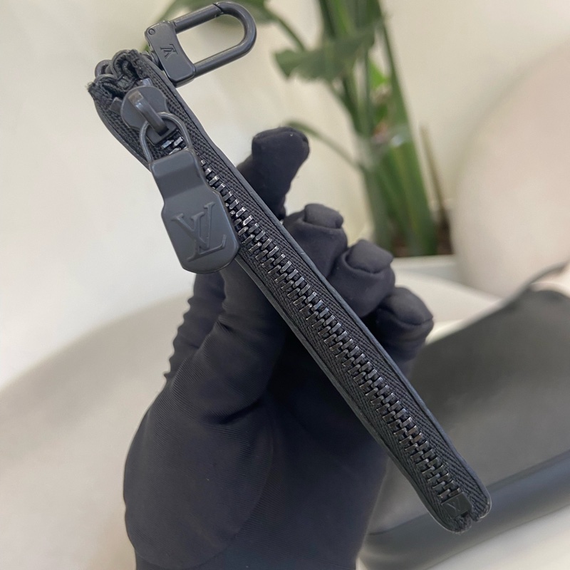 LV 全皮黑色壓紋男士二合一郵差包 尺寸約25*20cm。-17