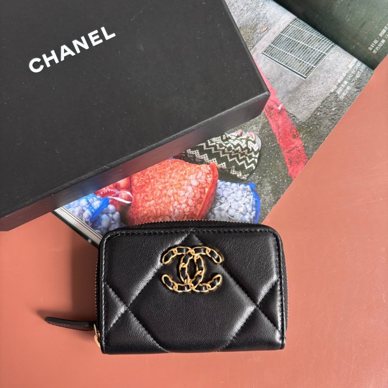 ::CHANEL:: 香奈兒 19系列經典金屬雙C LOGO菱格紋小羊皮拉鍊零錢包(黑)-0