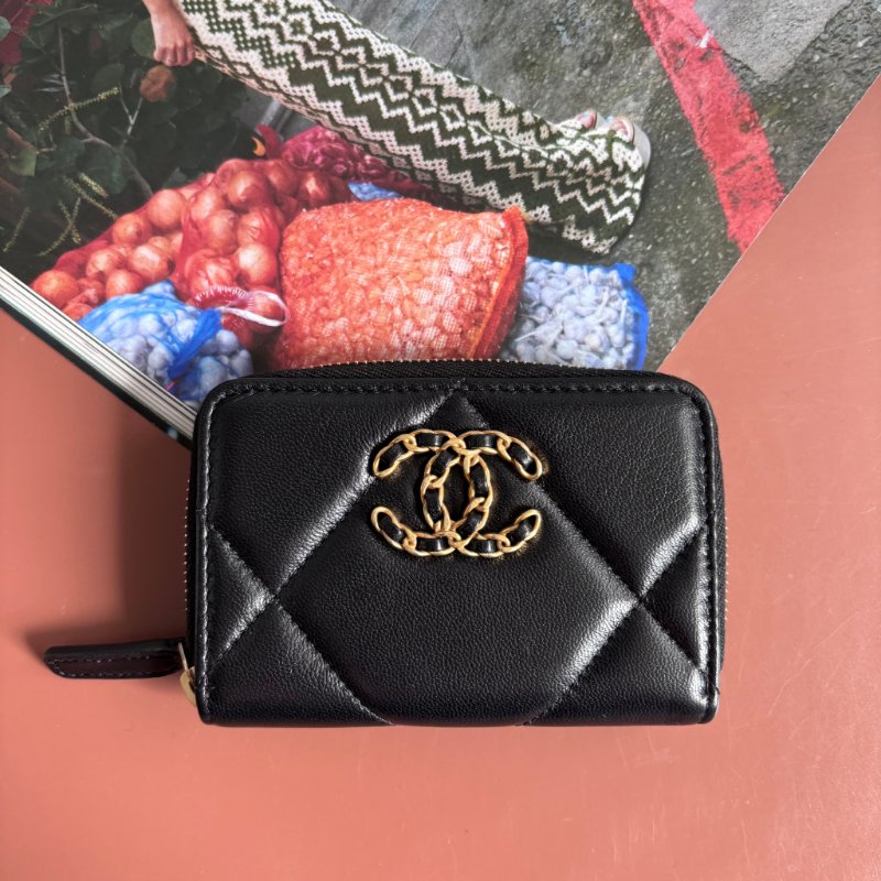 ::CHANEL:: 香奈兒 19系列經典金屬雙C LOGO菱格紋小羊皮拉鍊零錢包(黑)-1