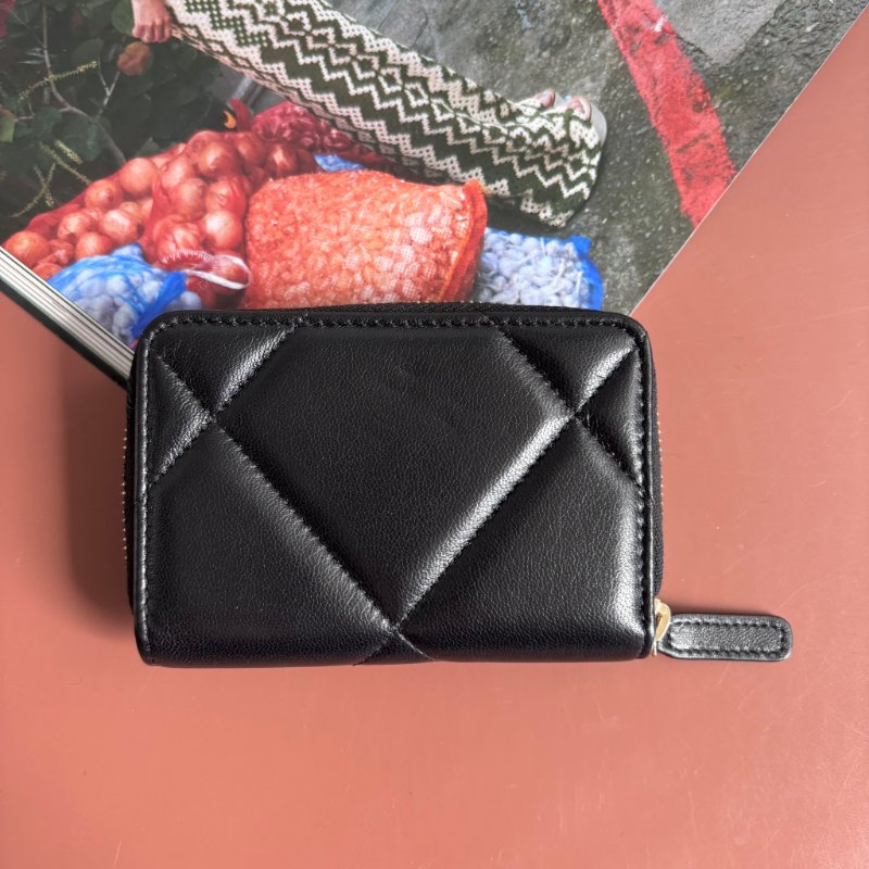 ::CHANEL:: 香奈兒 19系列經典金屬雙C LOGO菱格紋小羊皮拉鍊零錢包(黑)-2