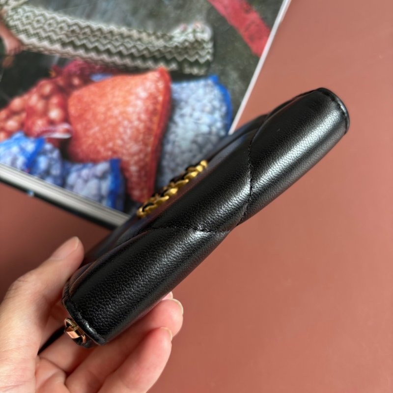 ::CHANEL:: 香奈兒 19系列經典金屬雙C LOGO菱格紋小羊皮拉鍊零錢包(黑)-3