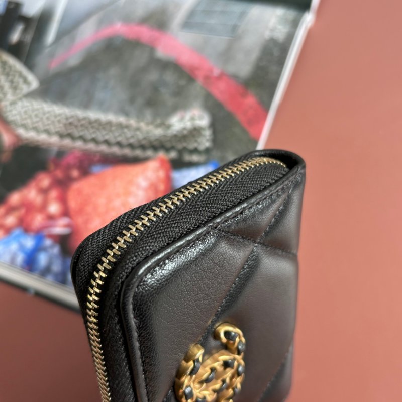 ::CHANEL:: 香奈兒 19系列經典金屬雙C LOGO菱格紋小羊皮拉鍊零錢包(黑)-5