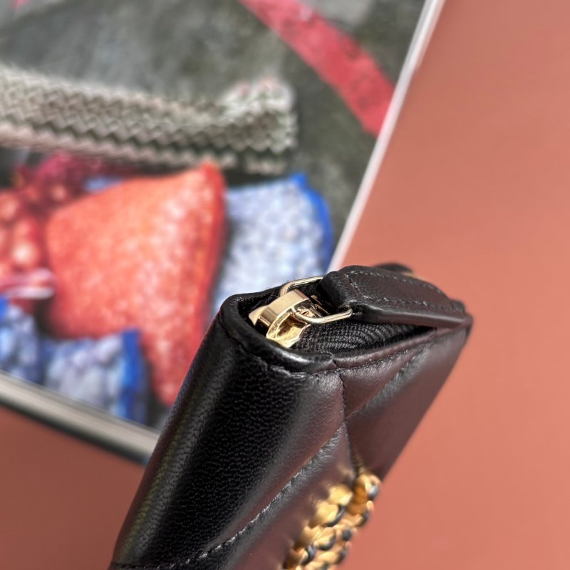 ::CHANEL:: 香奈兒 19系列經典金屬雙C LOGO菱格紋小羊皮拉鍊零錢包(黑)-7