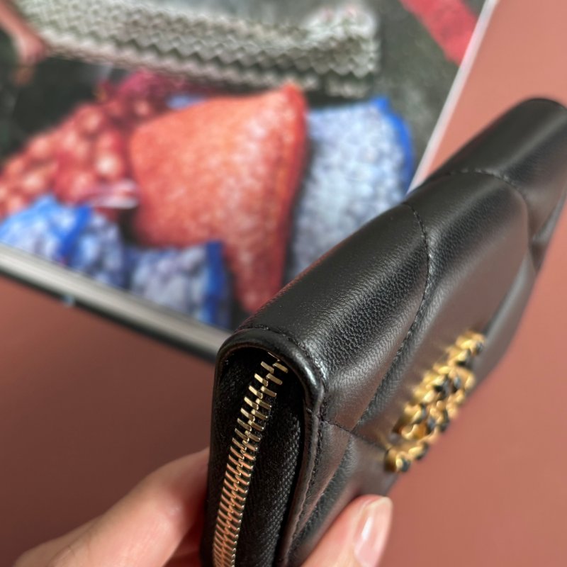 ::CHANEL:: 香奈兒 19系列經典金屬雙C LOGO菱格紋小羊皮拉鍊零錢包(黑)-8