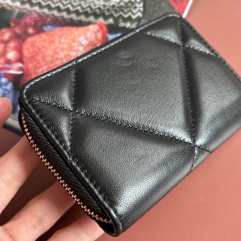 ::CHANEL:: 香奈兒 19系列經典金屬雙C LOGO菱格紋小羊皮拉鍊零錢包(黑)-10