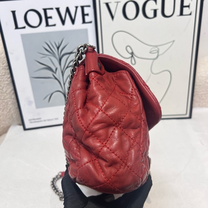 Chanel 紅色鏈條包 翻蓋銀扣 復古做舊logo 單肩包 底長約30cm-2