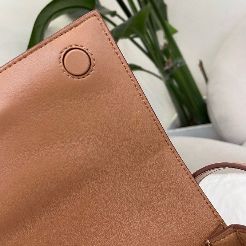 Burberry 焦糖色Grace 斜背包肩背包-16